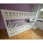 Solidne łóżko piętrowe ze schodami wykonane z drewna